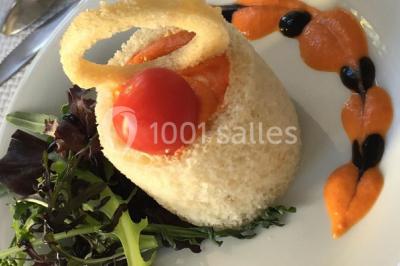 Salle de réunion lumineuse avec tables en U, chaises noires, grandes fenêtres donnant sur un jardin verdoyant.