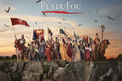 Salle de restaurant lumineuse avec tables dressées, bouteilles de vin, verres et décoration végétale.