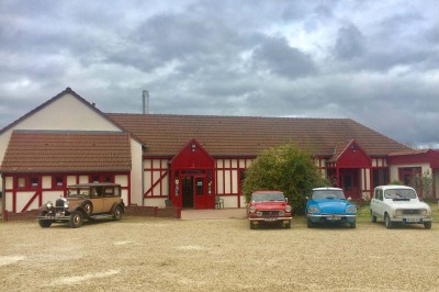 Assortiment de verrines et bouchées salées et sucrées sur un plateau, posé sur un comptoir en pierre.