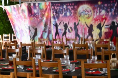 Assortiment de verrines et bouchées salées et sucrées sur un plateau, posé sur un comptoir en pierre.