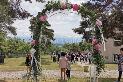 Deux lavabos blancs sur un meuble en bois avec miroirs, distributeur de savon mural et poubelle dans une salle de bain…