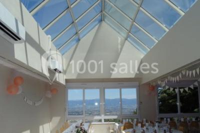 Deux lavabos blancs sur un meuble en bois avec miroirs, distributeur de savon mural et poubelle dans une salle de bain…