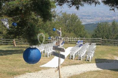 Deux lavabos blancs sur un meuble en bois avec miroirs, distributeur de savon mural et poubelle dans une salle de bain…