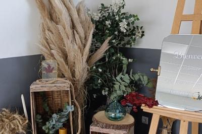 Deux lavabos blancs sur un meuble en bois avec miroirs, distributeur de savon mural et poubelle dans une salle de bain…