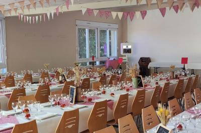 Deux lavabos blancs sur un meuble en bois avec miroirs, distributeur de savon mural et poubelle dans une salle de bain…