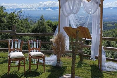 Deux lavabos blancs sur un meuble en bois avec miroirs, distributeur de savon mural et poubelle dans une salle de bain…