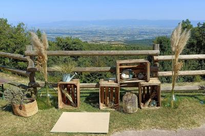 Deux lavabos blancs sur un meuble en bois avec miroirs, distributeur de savon mural et poubelle dans une salle de bain…