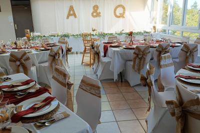 Deux lavabos blancs sur un meuble en bois avec miroirs, distributeur de savon mural et poubelle dans une salle de bain…