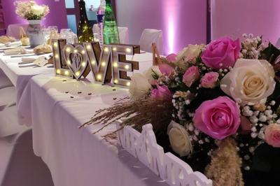 Deux lavabos blancs sur un meuble en bois avec miroirs, distributeur de savon mural et poubelle dans une salle de bain…