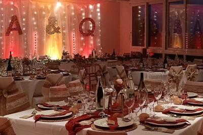 Deux lavabos blancs sur un meuble en bois avec miroirs, distributeur de savon mural et poubelle dans une salle de bain…