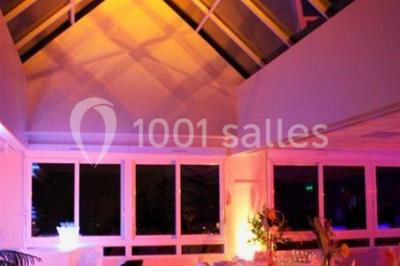 Deux lavabos blancs sur un meuble en bois avec miroirs, distributeur de savon mural et poubelle dans une salle de bain…