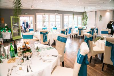 Étang calme reflétant des arbres et une pelouse verdoyante avec un bunker de golf en arrière-plan.