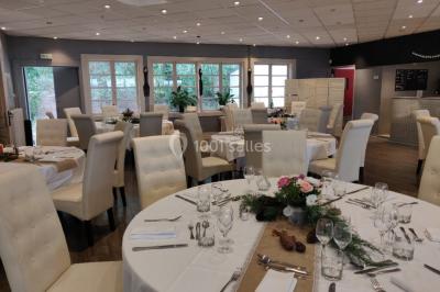 Étang calme reflétant des arbres et une pelouse verdoyante avec un bunker de golf en arrière-plan.