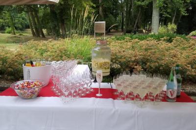 Étang calme reflétant des arbres et une pelouse verdoyante avec un bunker de golf en arrière-plan.