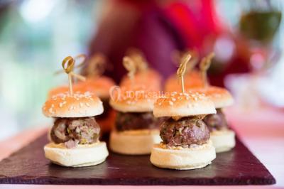 Étang calme reflétant des arbres et une pelouse verdoyante avec un bunker de golf en arrière-plan.