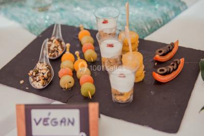 Étang calme reflétant des arbres et une pelouse verdoyante avec un bunker de golf en arrière-plan.