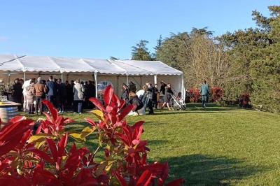 Bar lumineux blanc entouré de tabourets noirs et blancs dans une pièce avec vue sur une fenêtre en soirée.