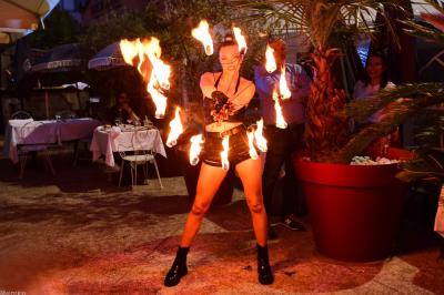 Dessert composé de crèmes brûlées, glace vanille avec coulis de fraise, framboises fraîches et tuiles au chocolat.