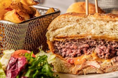 Dessert composé de crèmes brûlées, glace vanille avec coulis de fraise, framboises fraîches et tuiles au chocolat.