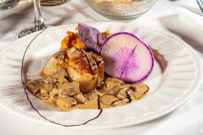 Dessert composé de crèmes brûlées, glace vanille avec coulis de fraise, framboises fraîches et tuiles au chocolat.