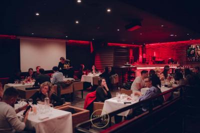 Dessert composé de crèmes brûlées, glace vanille avec coulis de fraise, framboises fraîches et tuiles au chocolat.