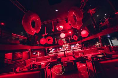 Dessert composé de crèmes brûlées, glace vanille avec coulis de fraise, framboises fraîches et tuiles au chocolat.