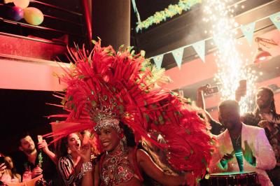 Dessert composé de crèmes brûlées, glace vanille avec coulis de fraise, framboises fraîches et tuiles au chocolat.