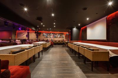 Dessert composé de crèmes brûlées, glace vanille avec coulis de fraise, framboises fraîches et tuiles au chocolat.