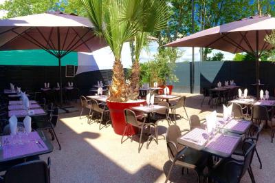 Dessert composé de crèmes brûlées, glace vanille avec coulis de fraise, framboises fraîches et tuiles au chocolat.