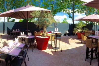 Dessert composé de crèmes brûlées, glace vanille avec coulis de fraise, framboises fraîches et tuiles au chocolat.