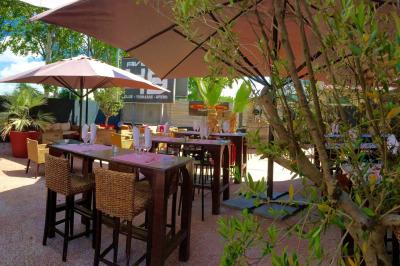Dessert composé de crèmes brûlées, glace vanille avec coulis de fraise, framboises fraîches et tuiles au chocolat.
