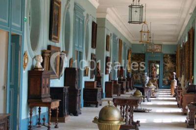 Intérieur d'une chapelle gothique avec des vitraux colorés, des voûtes ornées et des peintures murales détaillées.