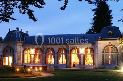 Intérieur d'une chapelle gothique avec des vitraux colorés, des voûtes ornées et des peintures murales détaillées.