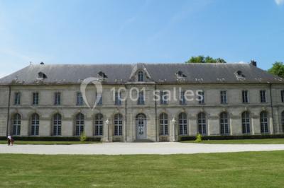 Intérieur d'une chapelle gothique avec des vitraux colorés, des voûtes ornées et des peintures murales détaillées.