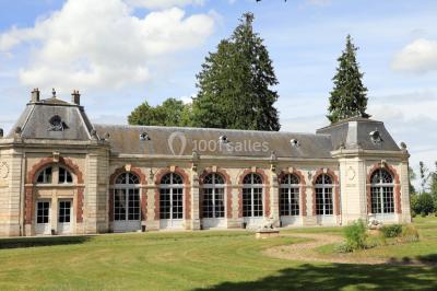 Intérieur d'une chapelle gothique avec des vitraux colorés, des voûtes ornées et des peintures murales détaillées.
