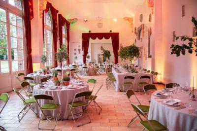 Intérieur d'une chapelle gothique avec des vitraux colorés, des voûtes ornées et des peintures murales détaillées.