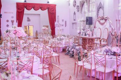 Intérieur d'une chapelle gothique avec des vitraux colorés, des voûtes ornées et des peintures murales détaillées.