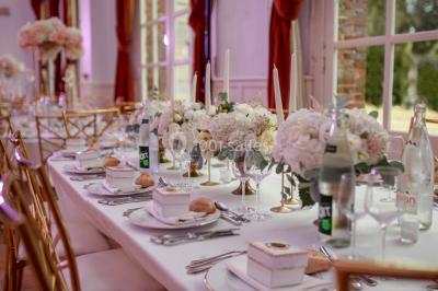 Intérieur d'une chapelle gothique avec des vitraux colorés, des voûtes ornées et des peintures murales détaillées.