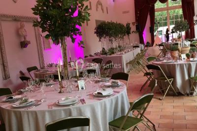 Intérieur d'une chapelle gothique avec des vitraux colorés, des voûtes ornées et des peintures murales détaillées.