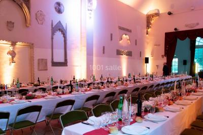 Intérieur d'une chapelle gothique avec des vitraux colorés, des voûtes ornées et des peintures murales détaillées.