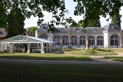 Intérieur d'une chapelle gothique avec des vitraux colorés, des voûtes ornées et des peintures murales détaillées.