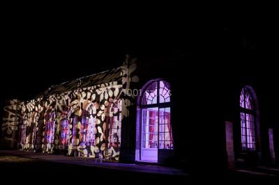 Intérieur d'une chapelle gothique avec des vitraux colorés, des voûtes ornées et des peintures murales détaillées.