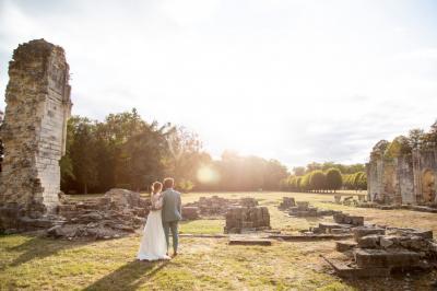 Intérieur d'une chapelle gothique avec des vitraux colorés, des voûtes ornées et des peintures murales détaillées.