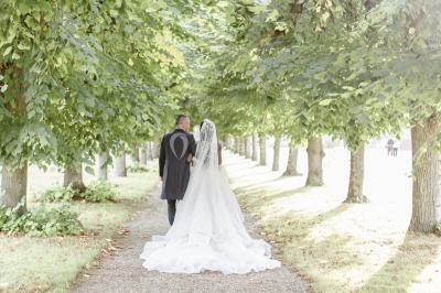 Intérieur d'une chapelle gothique avec des vitraux colorés, des voûtes ornées et des peintures murales détaillées.