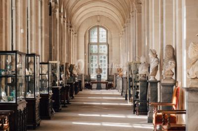 Intérieur d'une chapelle gothique avec des vitraux colorés, des voûtes ornées et des peintures murales détaillées.