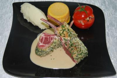 Miniature Location salle Ham-en-Artois (Pas-de-Calais) - Abbaye Saint-Benoît #17 Vitrine d'une charcuterie avec un large choix de produits, dont viandes, fromages et spécialités locales.