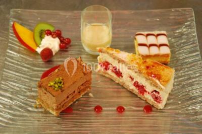 Miniature Location salle Ham-en-Artois (Pas-de-Calais) - Abbaye Saint-Benoît #19 Vitrine d'une charcuterie avec un large choix de produits, dont viandes, fromages et spécialités locales.