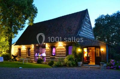 Miniature Location salle Ham-en-Artois (Pas-de-Calais) - Abbaye Saint-Benoît #5 Vitrine d'une charcuterie avec un large choix de produits, dont viandes, fromages et spécialités locales.