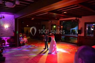 Miniature Location salle Ham-en-Artois (Pas-de-Calais) - Abbaye Saint-Benoît #7 Vitrine d'une charcuterie avec un large choix de produits, dont viandes, fromages et spécialités locales.