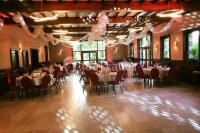 Miniature Location salle Ham-en-Artois (Pas-de-Calais) - Abbaye Saint-Benoît #8 Vitrine d'une charcuterie avec un large choix de produits, dont viandes, fromages et spécialités locales.